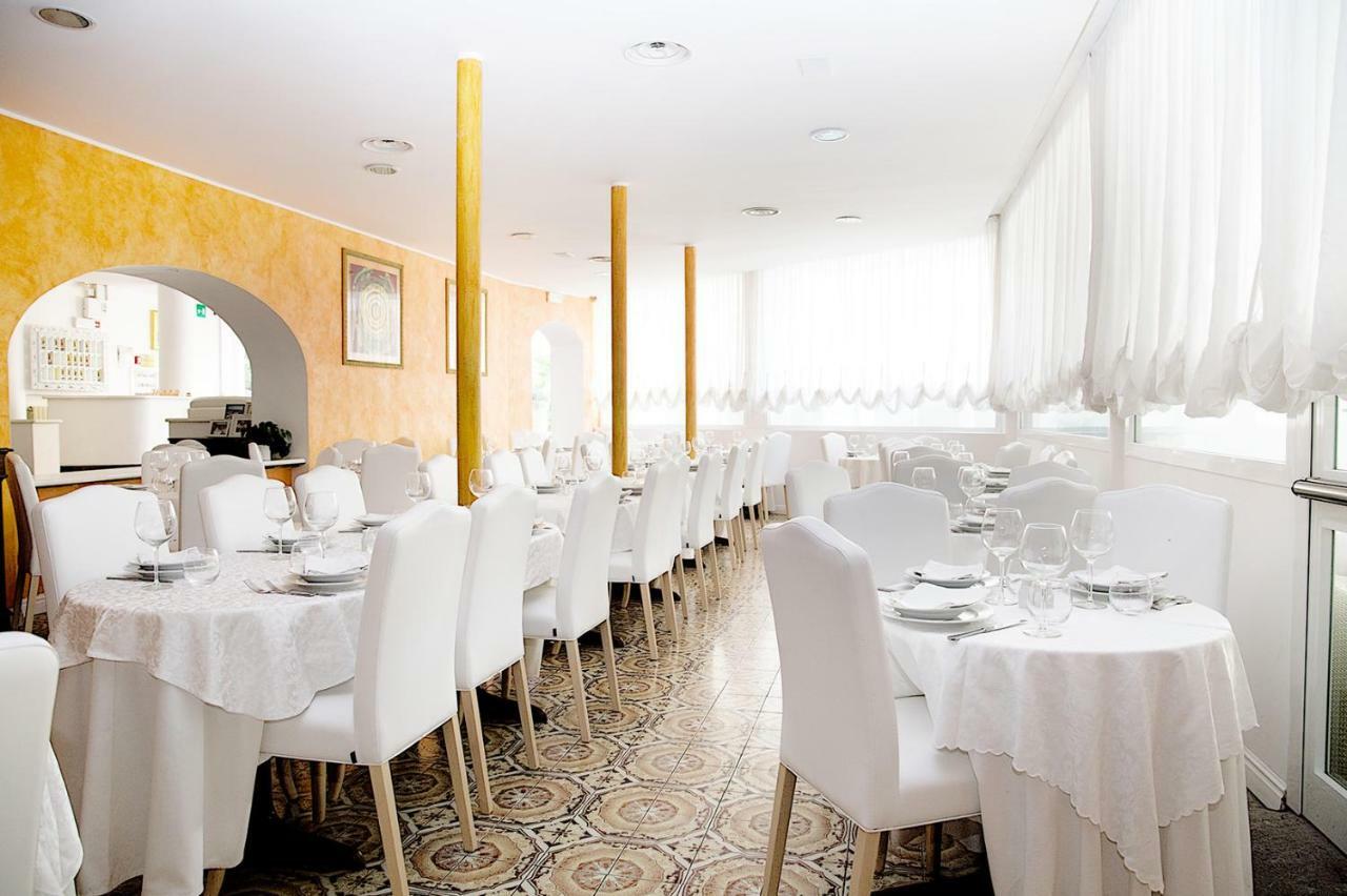 Hotel Iva Диано Марина Екстериор снимка