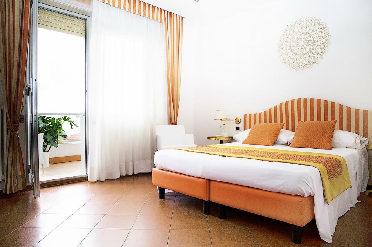 Hotel Iva Диано Марина Екстериор снимка