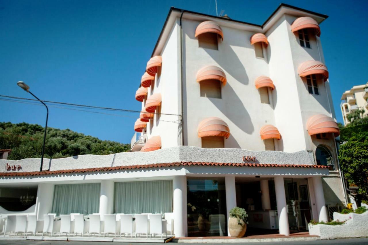 Hotel Iva Диано Марина Екстериор снимка